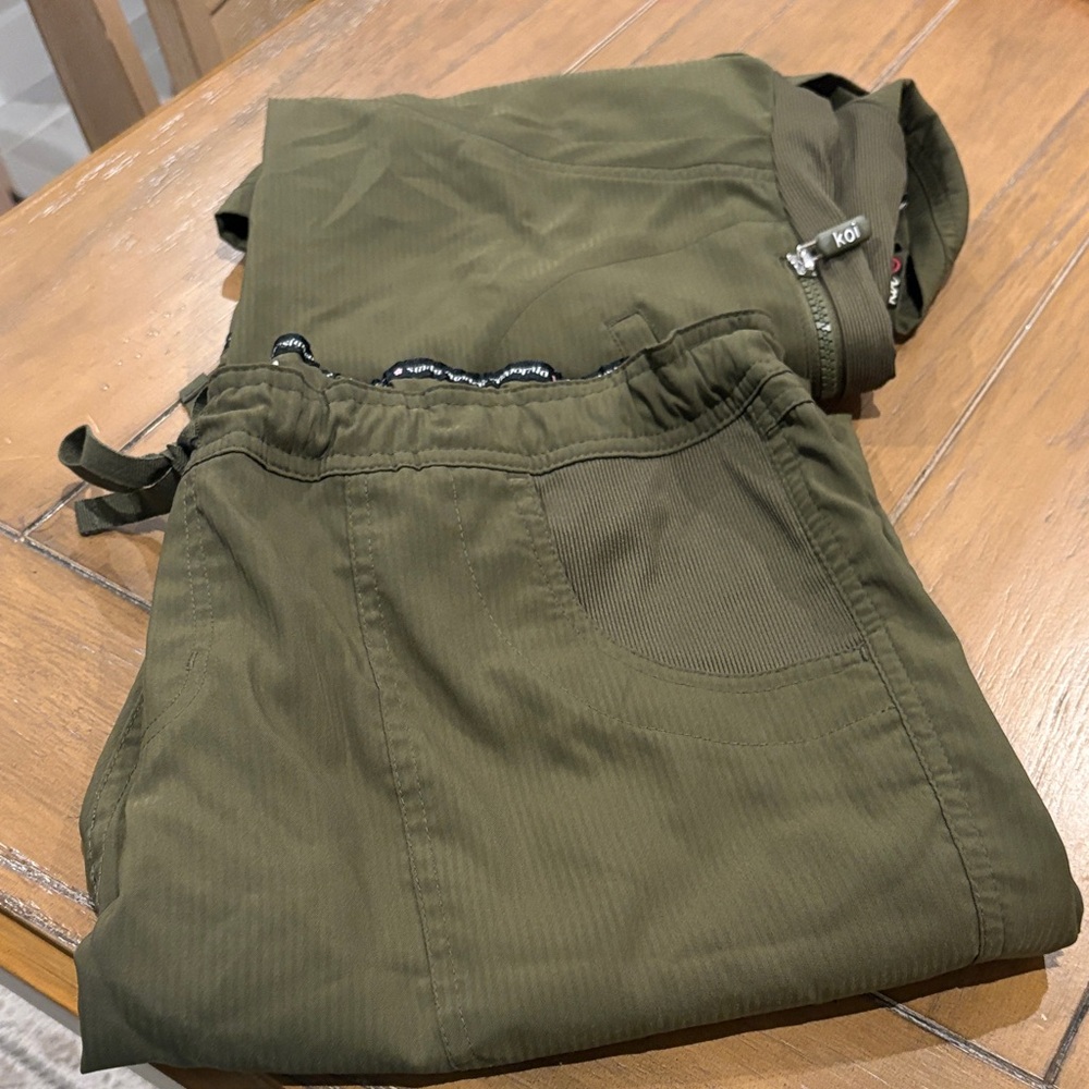 Koi Lite scrub set.